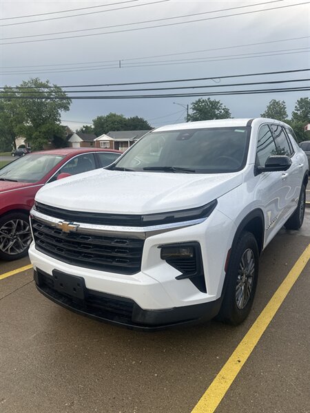 2024 Chevrolet Traverse LS - Photo 1 - Newport, KY 41071