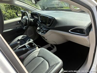 2024 Chrysler Pacifica Touring L   - Photo 9 - Newport, KY 41071