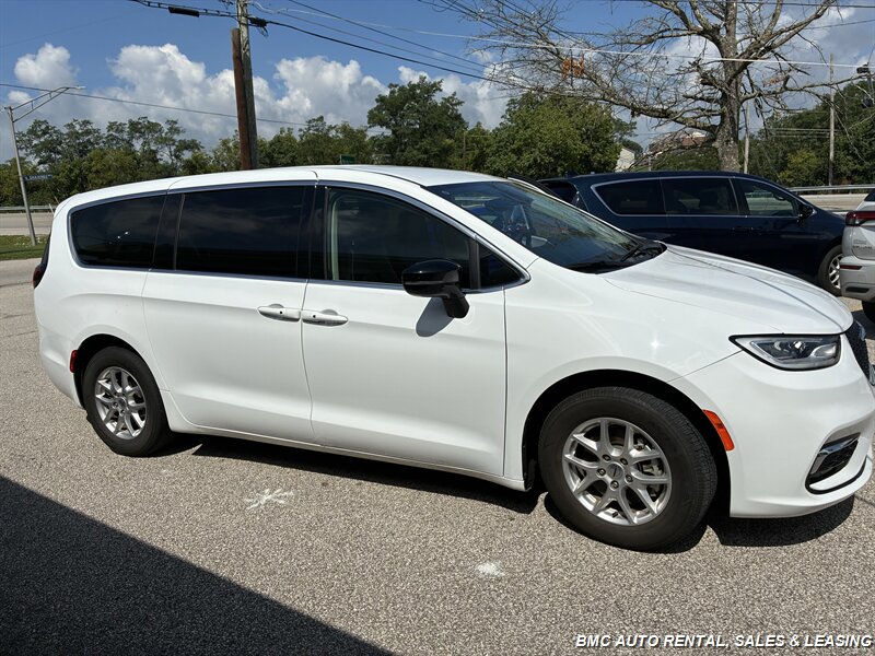 2024 Chrysler Pacifica Touring L   - Photo 1 - Newport, KY 41071