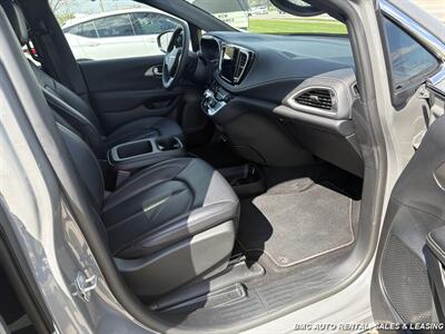 2025 Chrysler Pacifica Select   - Photo 9 - Newport, KY 41071