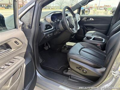 2025 Chrysler Pacifica Select   - Photo 4 - Newport, KY 41071