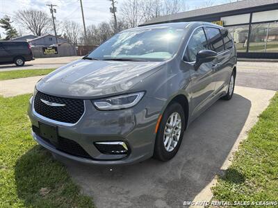 2025 Chrysler Pacifica Select   - Photo 2 - Newport, KY 41071