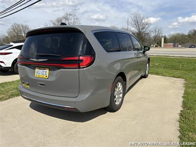 2025 Chrysler Pacifica Select   - Photo 3 - Newport, KY 41071