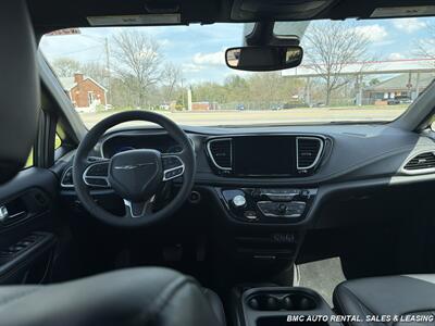 2025 Chrysler Pacifica Select   - Photo 5 - Newport, KY 41071