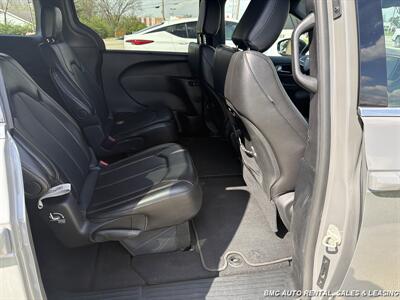 2025 Chrysler Pacifica Select   - Photo 8 - Newport, KY 41071
