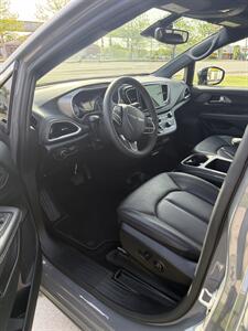 2025 Chrysler Pacifica Select   - Photo 5 - Newport, KY 41071