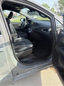 2025 Chrysler Pacifica Select   - Photo 10 - Newport, KY 41071