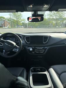 2025 Chrysler Pacifica Select   - Photo 6 - Newport, KY 41071