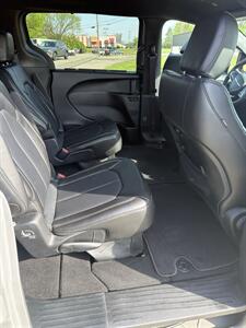 2025 Chrysler Pacifica Select   - Photo 9 - Newport, KY 41071