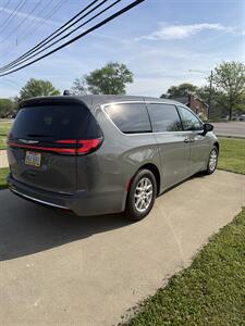 2025 Chrysler Pacifica Select   - Photo 2 - Newport, KY 41071