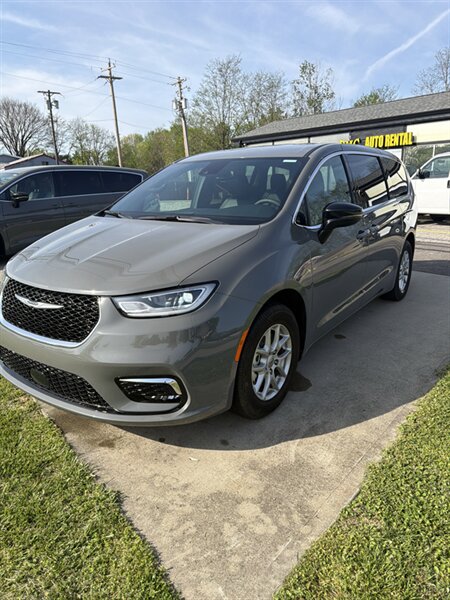 2025 Chrysler Pacifica Select Minivan