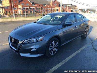 2021 Nissan Altima 2.5 SV   - Photo 2 - Newport, KY 41071