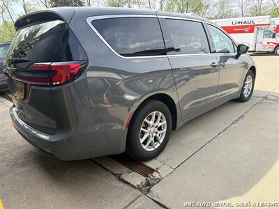 2025 Chrysler Pacifica Select   - Photo 2 - Newport, KY 41071