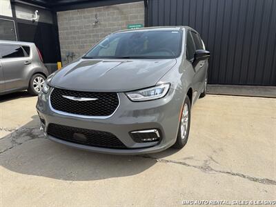 2025 Chrysler Pacifica Select   - Photo 1 - Newport, KY 41071
