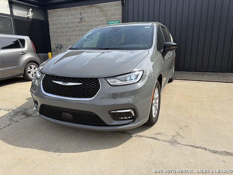 2025 Chrysler Pacifica Select   - Photo 1 - Newport, KY 41071