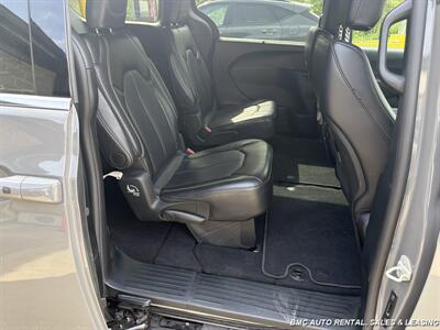 2025 Chrysler Pacifica Select   - Photo 9 - Newport, KY 41071