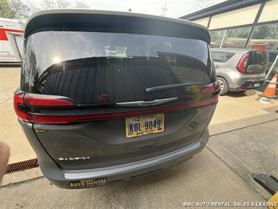 2025 Chrysler Pacifica Select   - Photo 4 - Newport, KY 41071