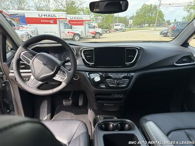 2025 Chrysler Pacifica Select   - Photo 7 - Newport, KY 41071