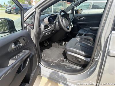2025 Chrysler Pacifica Select   - Photo 6 - Newport, KY 41071