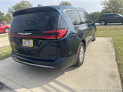 2025 Chrysler Pacifica Select   - Photo 3 - Newport, KY 41071