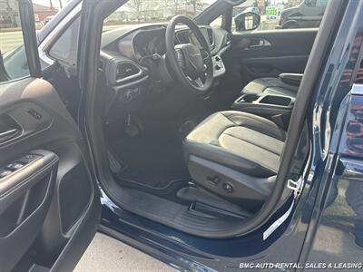 2025 Chrysler Pacifica Select   - Photo 9 - Newport, KY 41071