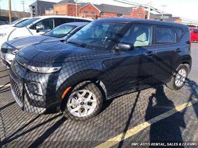 2022 Kia Soul LX   - Photo 2 - Newport, KY 41071