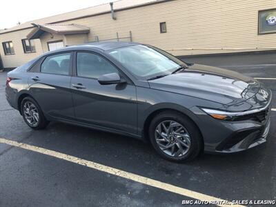 2024 Hyundai Elantra SEL   - Photo 2 - Newport, KY 41071