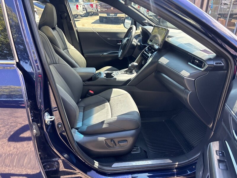 2021 Toyota Venza Limited photo 24