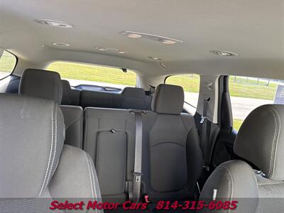 2017 Chevrolet Traverse LT   - Photo 11 - Erie, PA 16505