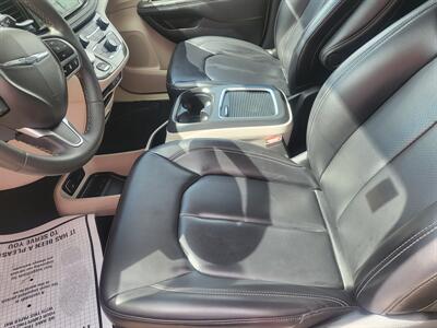 2023 Chrysler Pacifica Plug-In Hybrid Touring L   - Photo 16 - Albuquerque, NM 87107