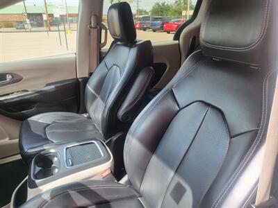 2023 Chrysler Pacifica Plug-In Hybrid Touring L   - Photo 15 - Albuquerque, NM 87107