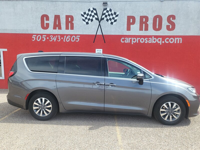 2023 Chrysler Pacifica Plug-In Hybrid Touring L  