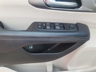 2023 Chrysler Pacifica Plug-In Hybrid Touring L   - Photo 17 - Albuquerque, NM 87107