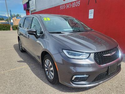 2023 Chrysler Pacifica Plug-In Hybrid Touring L   - Photo 9 - Albuquerque, NM 87107