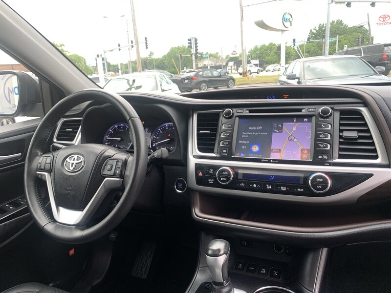 2015 Toyota Highlander Limited - Photo 14 - Palatine, IL 60074