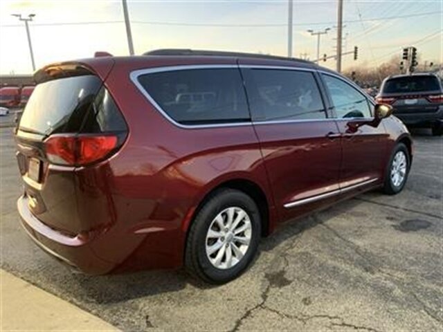 2017 Chrysler Pacifica Touring-L - Photo 5 - Palatine, IL 60074