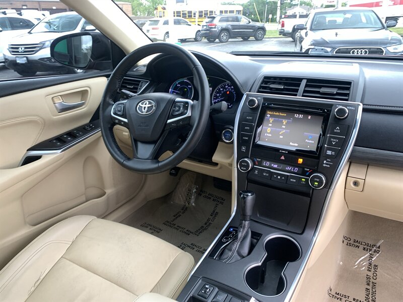 2016 Toyota Camry Hybrid XLE - Photo 11 - Palatine, IL 60074