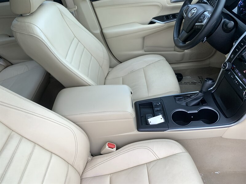 2016 Toyota Camry Hybrid XLE - Photo 12 - Palatine, IL 60074