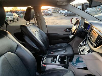 2017 Chrysler Pacifica Touring Plus   - Photo 13 - Palatine, IL 60074