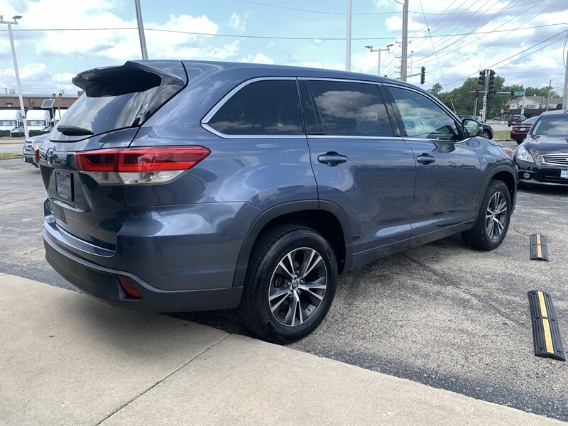 2018 Toyota Highlander LE - Photo 5 - Palatine, IL 60074