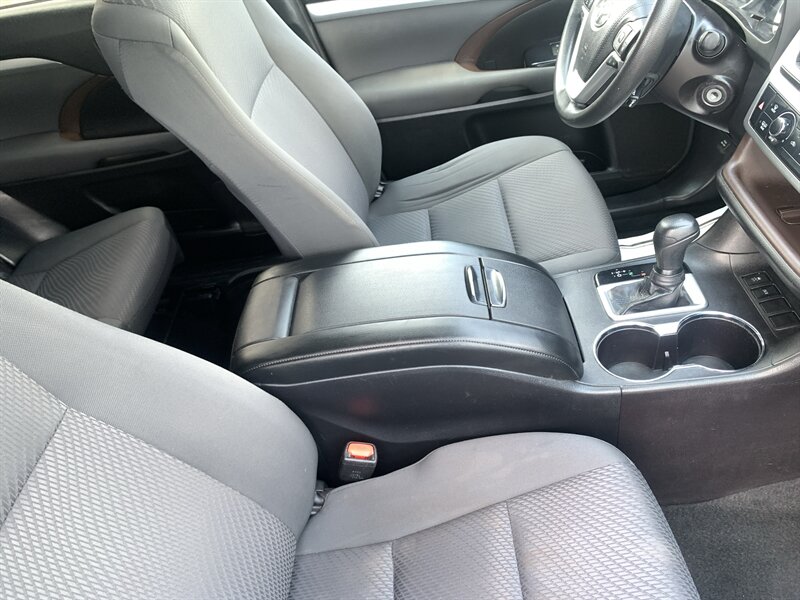 2018 Toyota Highlander LE - Photo 17 - Palatine, IL 60074