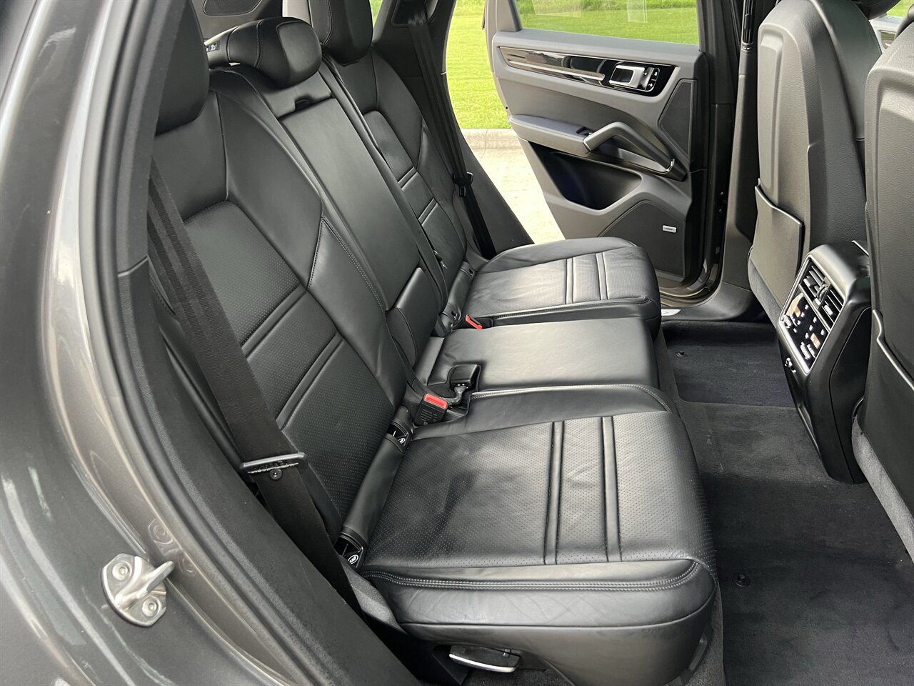 2020 Porsche Cayenne LEATHER PANO NAV HTD/COOL SEATS 20 " WHEELS REARCAM   - Photo 48 - Houston, TX 77031
