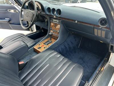 1987 Mercedes-Benz 560-Class 560 SL HIGHLY DESIRABLE COLLECTOR BENZ   - Photo 20 - Houston, TX 77031
