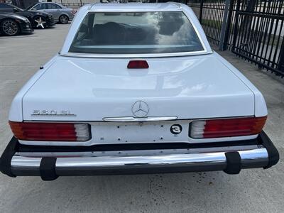 1987 Mercedes-Benz 560-Class 560 SL HIGHLY DESIRABLE COLLECTOR BENZ   - Photo 8 - Houston, TX 77031