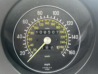 1987 Mercedes-Benz 560-Class 560 SL HIGHLY DESIRABLE COLLECTOR BENZ   - Photo 23 - Houston, TX 77031