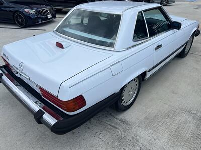 1987 Mercedes-Benz 560-Class 560 SL HIGHLY DESIRABLE COLLECTOR BENZ   - Photo 9 - Houston, TX 77031