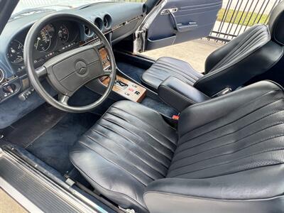 1987 Mercedes-Benz 560-Class 560 SL HIGHLY DESIRABLE COLLECTOR BENZ   - Photo 24 - Houston, TX 77031