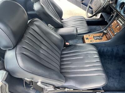1987 Mercedes-Benz 560-Class 560 SL HIGHLY DESIRABLE COLLECTOR BENZ   - Photo 29 - Houston, TX 77031