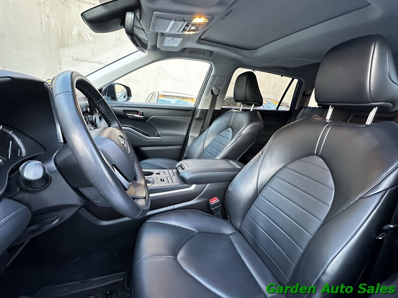 2022 Toyota Highlander XLE - Photo 11