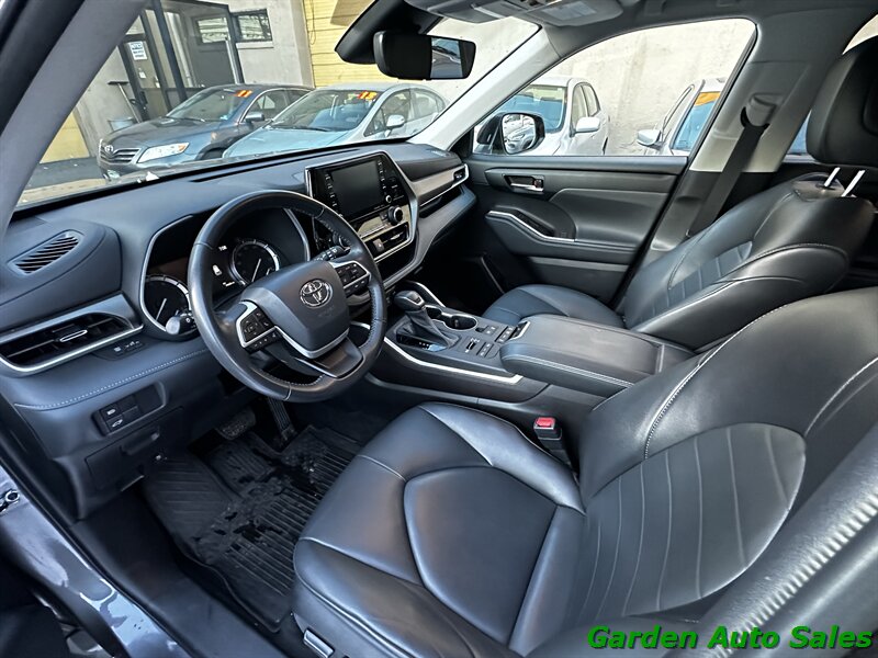 2022 Toyota Highlander XLE - Photo 12
